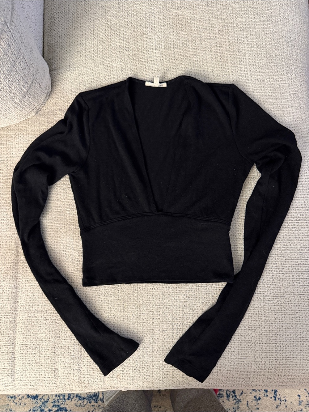 Aritzia Wilfred Free Black Women's Long Sleeve V-Neck Crop Top